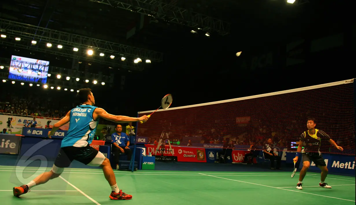 Pebulutangkis Indonesia, Jonatan Christie mengembalikan kok ke pebulutangkis Boonsak Ponsana di BCA Indonesia Open Superseries Premier 2015 di Gelora Bung Karno, Jakarta, Selasa (2/6/2015). Jonatan menang 22-20, 21-17. (Liputan6.com/Andrian M Tunay)