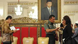 (Ki-ka) Kepala BIN Sutiyoso, Panglima TNI Jenderal Gatot Nurmantyo dan Menteri Kelautan dan Perikanan Susi Pudjiastuti saat menghadiri sidang kabinet paripurna di Istana Negara, Jakarta, Jumat (9/9). (Liputan6.com/Faizal Fanani)