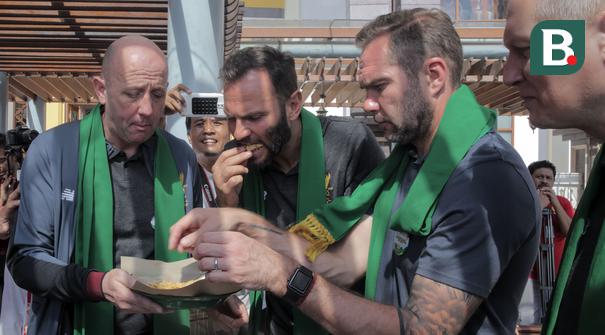 Legenda Liverpool, Gary McAllister, Patrik Berger dan Jason McAteer menikmati makanan khas Betawi, Kerak Telor di Kawasan Perkampungan Betawi Setu Babakan, Jakarta (9/9/2018). (Bola.com/Peksi Cahyo)