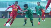 Aksi pemain Tira Putri, Safira Ika Putri Kartini (merah) mencoba melepaskan diri dari kawalan pemain PSS Sleman dalam laga di Stadion Maguwoharjo, Sabtu (5/10/2019). (Bola.com/Vincentius Atmaja)