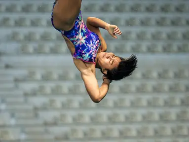 Atlet loncat indah putri Indonesia, Gladies Lariesa Garina beraksi dalam nomor papan 30 meter Indonesia Open Aquatic Championships 2025 (IOAC 2025) di Stadion Akuatik, GBK, Kamis (26/11/2025). (Bola.com/Bagaskara Lazuardi)