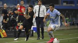 Penyerang Inter Milan, Lautaro Martinez, berebut bola dengan pemain SPAL, Kevin Bonifazi, pada laga lanjutan Serie A pekan ke-33 di Stadio Paolo Mazza, Jumat (17/7/2020) dini hari WIB. Inter Milan menang 4-0 atas SPAL. (Massimo Paolone/LaPresse via AP)