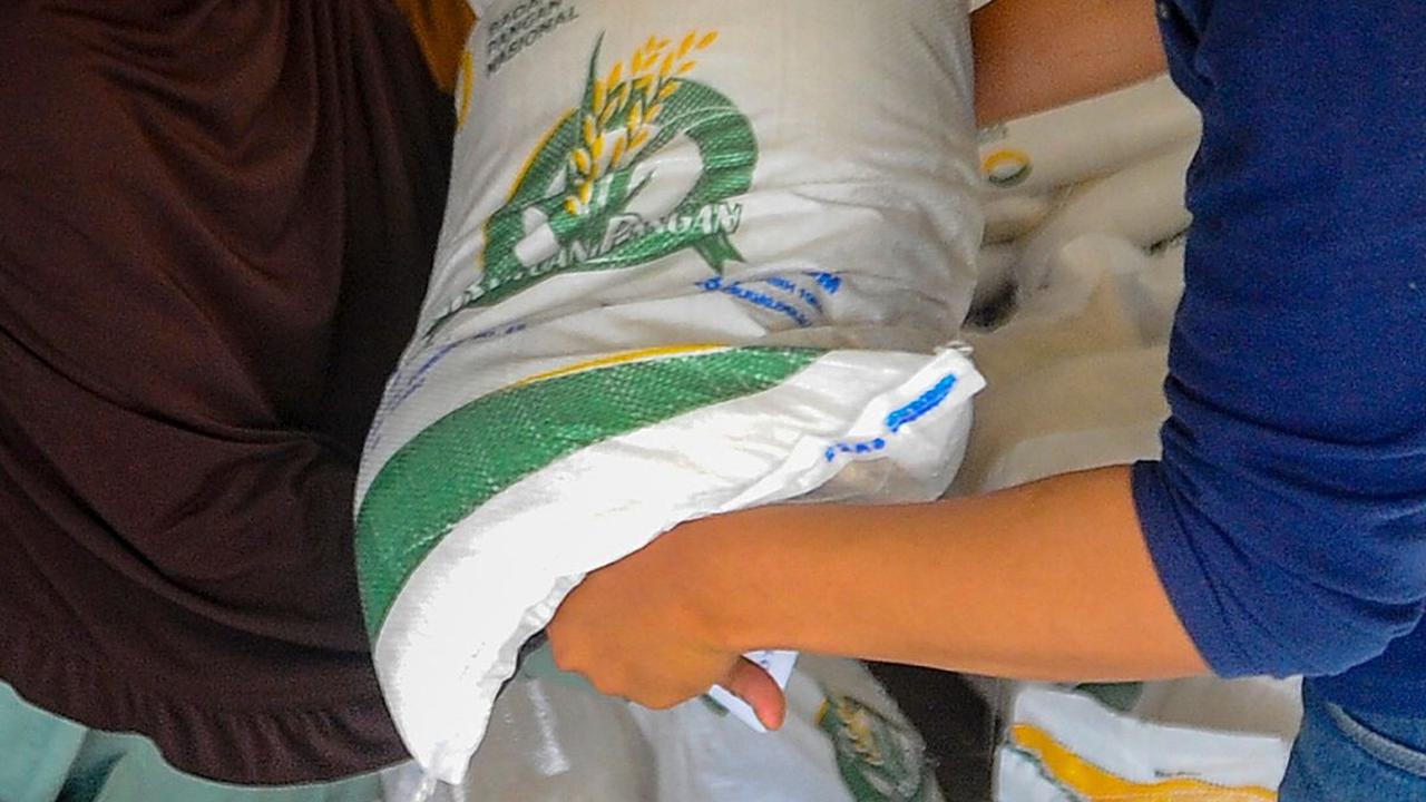 FOTO: Jelang Pemilu, Warga Depok Ramai-Ramai Terima Bansos 10 Kg Beras