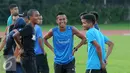 Pelari Agus Prayogo (kiri) berbincang dengan rekannya usai mengadakan pertemuan jelang laga Singapore Open 2016 di Stadion Madya Senayan, Jakarta, Senin (25/4/2016). Tim atletik akan berlaga mulai 28 April mendatang. (Liputan6.com/Helmi Fithriansyah)