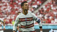 Penyerang Portugal, Cristiano Ronaldo melakukan selebrasi usai mencetak gol ke gawang Hungaria pada pertandingan grup F Euro 2020 di stadion Ferenc Puskas di Budapest, Hungaria, Selasa (15/6/2021). Ronaldo mencetak dua gol dipertandingan ini dan mengantar Portugal menang atas Hungaria 3-0. (Bernadet