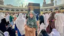 Tampil cantik berpose dengan latar belakang ka'bah. Masayu juga mengenakan busana syar'i. "Jum’at terakhir sebelum memasuki bulan suci ramadhan,"tulisnya di Masjid Al Haram. [Instagram/masayuanastasia]