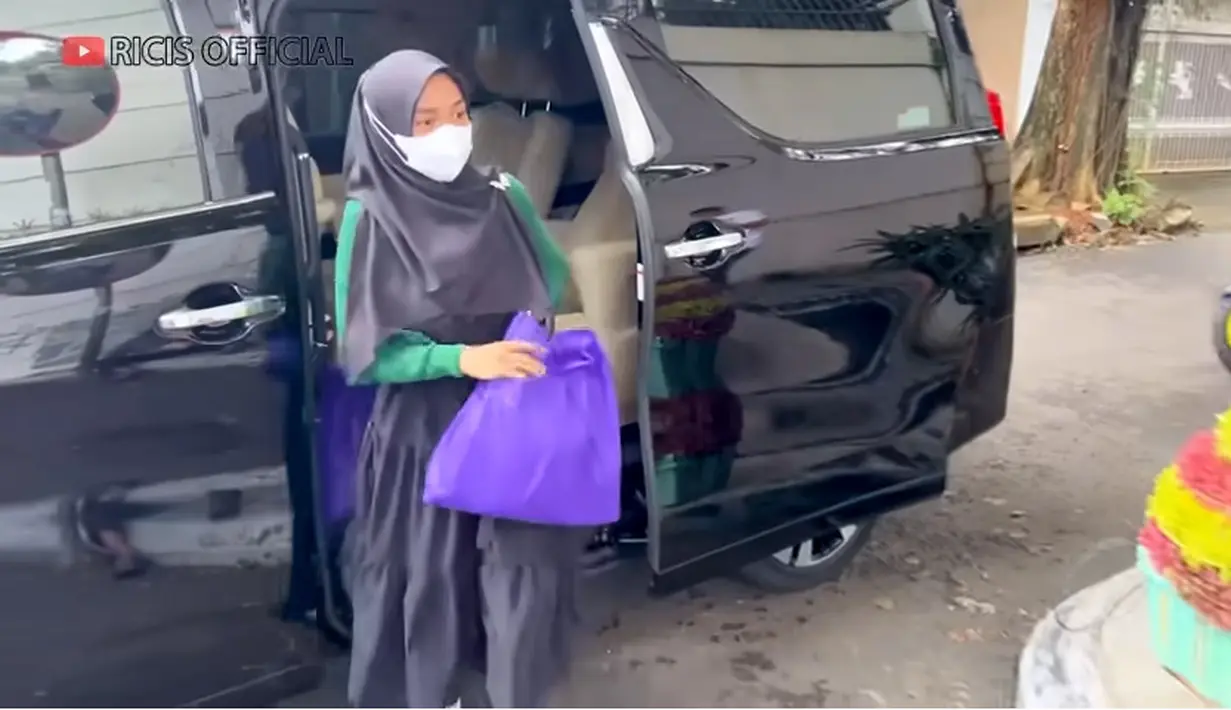 Beberapa hari memasuki bula Ramadan. Jelang bulan puasa bagi umat Islam, Youtuber dan juga pemeran Ria Ricis membagikan beberapa paket sembako. Tidak hanya itu, adik Oki Setiana Dewi itu juga menyelipkan uang di semua paket yang diberikan.[Youtube/Ricis Official]