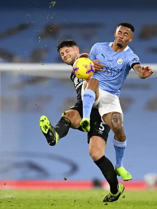 Pemain Manchester City Gabriel Jesus (kanan) berebut bola dengan pemain Burnley James Tarkowski pada pertandingan Liga Premier Inggris di Etihad Stadium, Manchester, Inggris, Sabtu (28/11/2020). Manchester City membantai Burnley 5-0. (Michael Regan/Pool via AP)
