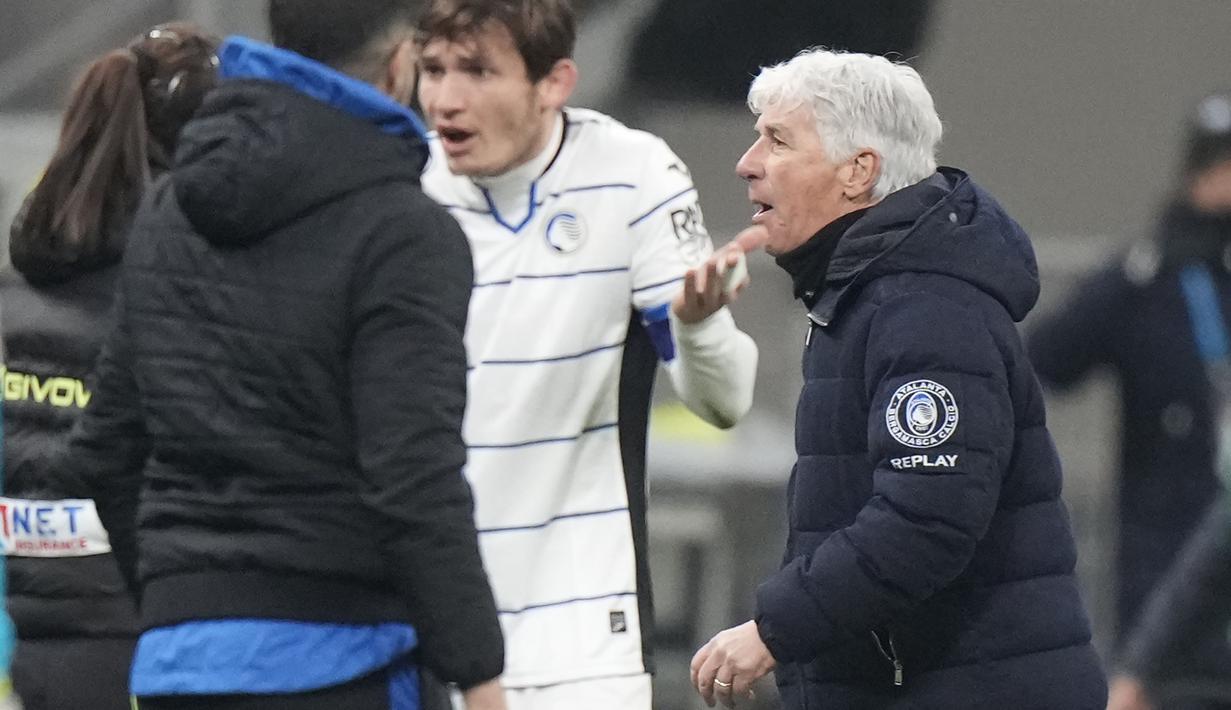 Pelatih Atalanta, Gian Piero Gasperini berjalan meninggalkan lapangan setelah menerima kartu merah saat menghadapi AC Milan pada laga perempatfinal Coppa Italia 2023/2024 di San Siro Stadium, Milan, Kamis (11/1/2024) dini hari WIB. (AP Photo/Luca Bruno)