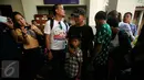 Ayah Mary Jane, Caesar Veloso (tengah) memegang putra Mary Jane, Mark Darren saat berkunjung ke LP Kelas IIA Wirogunan Yogyakarta, Selasa (12/1/2016). Kunjungan keluarga untuk memperingati HUT ke-31 Mary Jane pada 10 Januari lalu. (Foto:Boy Harjanto)