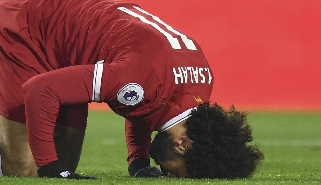 Mohamed Salah melakukan selebrasi sujud usai membobol gawang Newcastle United pada lanjutan Premier League di Anfield, Liverpool, (3/3/2018). Liverpool menang 2-0. (Anthony Devlin/PA via AP)