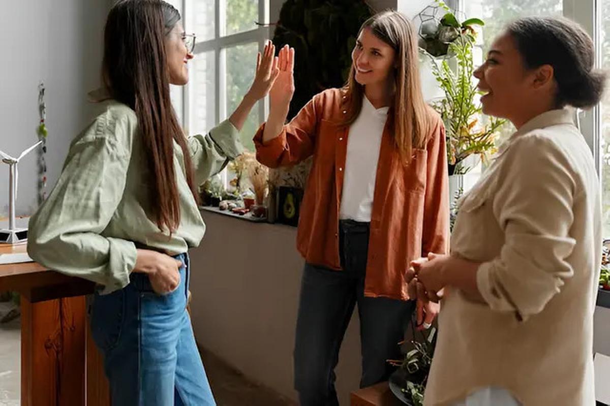 4 Tanda Love Bombing dalam Pertemanan Seperti Ini Tak Boleh Kamu Abaikan