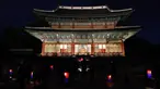 Orang-orang menikmati tur sinar rembulan sembari membawa lentera di dalam Istana Changdeokgung di Seoul, Korea Selatan, pada 29 Oktober 2020. Istana Changdeokgung terdaftar sebagai situs warisan dunia UNESCO pada tahun 1997. (Xinhua/Wang Jingqiang)