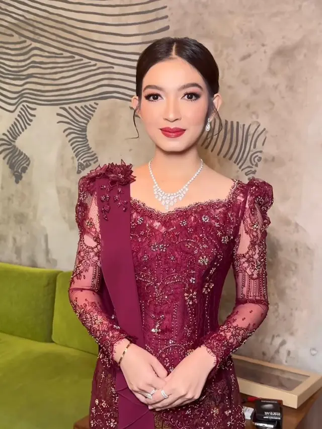 8 Adu Pesona Glamor Dua Menantu Jokowi, Selvi Ananda dan Erina Gudono Kenakan Kebaya Merah-Baju Kurung di Acara Pernikahan Kerabat