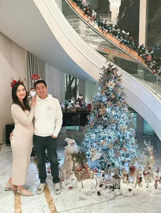 Begitu pula pasangan Pamela Bowie dan Armand Gunawan yang merayakan Natal 2023 sembari menunggu kelahiran calon bayi mereka. Seperti inilah potret penampilan serasi mereka dengan busana serba putih dan aksesori bando khas Natal. [@pammybowie]