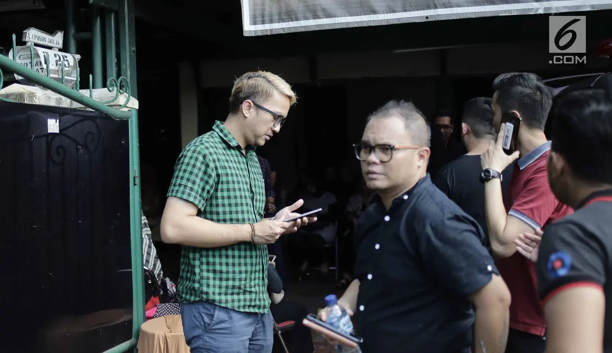 Doadibadai Hollo atau Badai dan drummer Kerispatih, Anton melayat ke rumah duka pemain bas Kerispatih, Andika Putra Sahadewa di Cipinang, Jakarta, Selasa (10/4). Andika meninggal dunia diduga lantaran terkena serangan jantung. (Liputan6.com/Faizal Fanani)