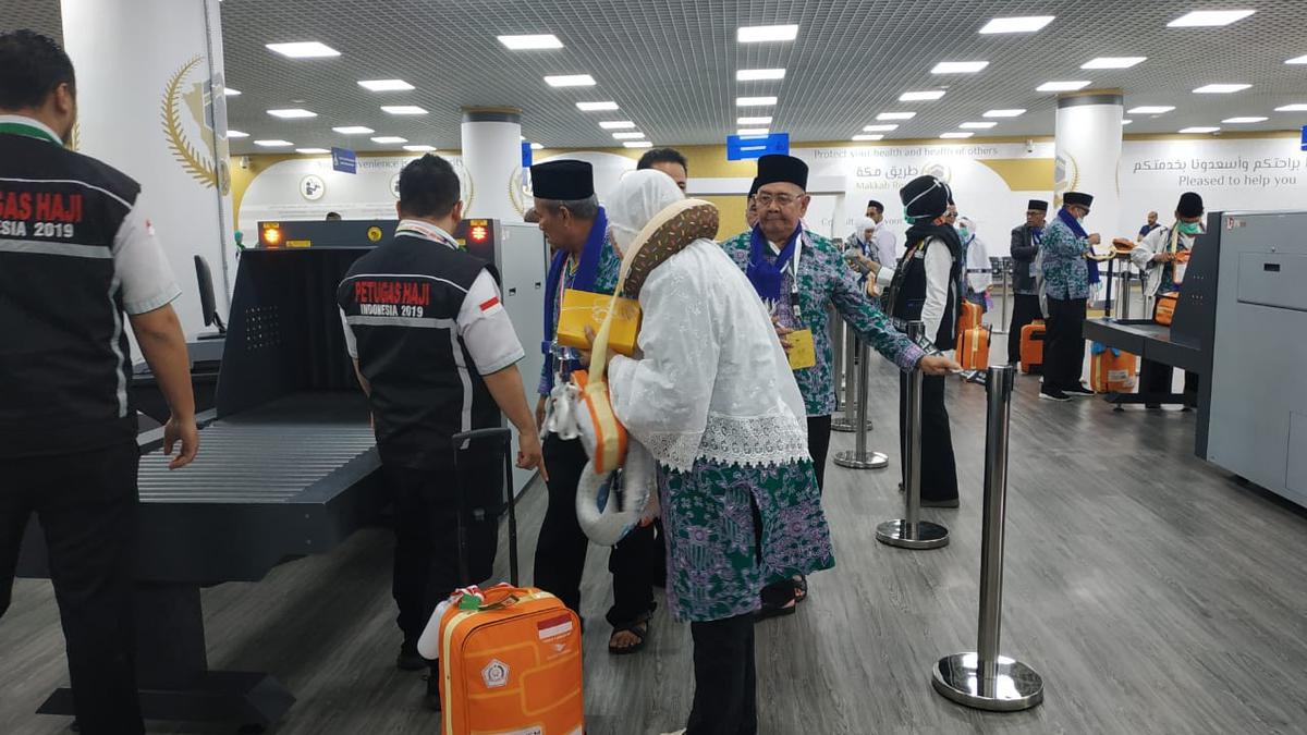 Embarkasi Surabaya Gunakan Fast Track untuk Pertama Kali, Khofifah Imbau Jemaah Haji Jaga Kesehatan Berita Viral Hari Ini Senin 20 Mei 2024