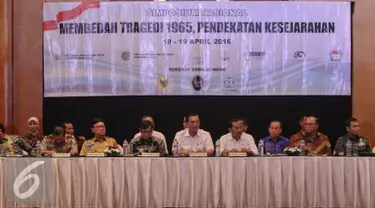 Sejumlah Menteri hadir dalam acara Simposium Nasional Membedah Tragedi 1965, Jakarta, Senin (18/4). Simposium yang diselenggarakan oleh pemerintah dan Komnas HAM ini bertujuan merekonsuliasi kasus pelanggaran HAM dimasa lalu. (Liputan6.com/Faizal Fanani)