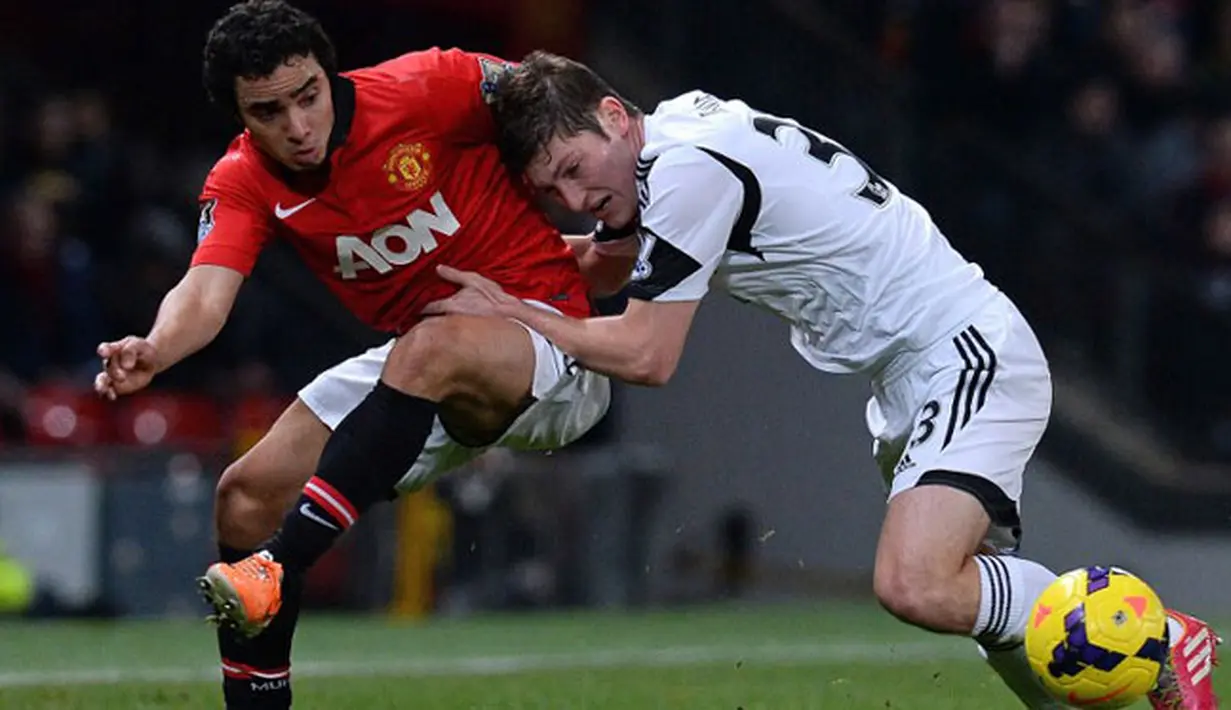 Bek Swansea City Ben Davies (kanan) duel dengan bek Manchester United Rafael pada pertandingan sepak bola Liga Inggris antara Manchester United vs Swansea City di Old Trafford, Manchester (14/01/12). (AFP/Andrew Yates)