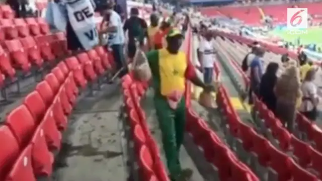 Para suporter masing-masing negara yang menyaksikan piala dunia 2018, saling kerjasama membersihkan sampah di dalam stadion.