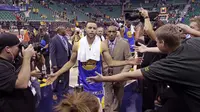 Para fans memberi ucpan selamat pada Stephen Curry dari Golden State Warriors usai Semifinal Wilayah Barat NBA, Sabtu (6/5/2017).di Salt Lake City. (AP Photo/Rick Bowmer)