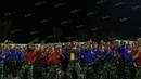 Mulai dari yel-yel khas TNI hingga lagu-lagu perjuangan terus disuarakan para suporter PS TNI untuk memompa semangat Manahati Lestusen dan kawan-kawan. (Bola.com/Vitalis Yogi Trisna)