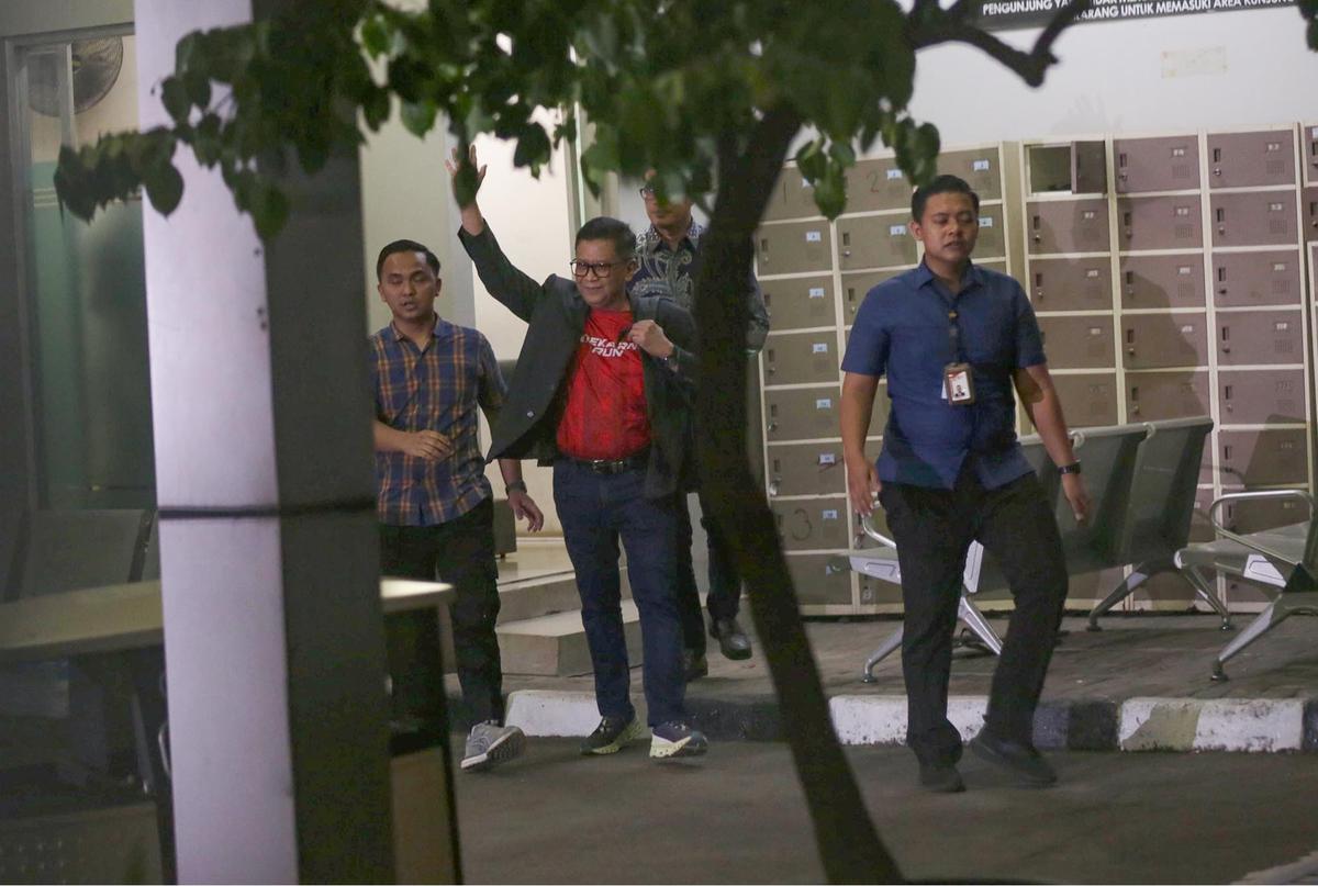 FOTO: Bebas Lewat Amnesti, Hasto Kristiyanto Resmi  Keluar dari Rutan KPK