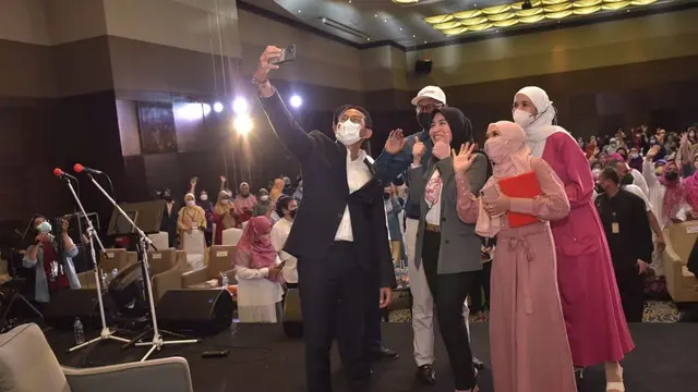 Shireen Sungkar bersama Sandiaga Uno saat acara MAKSADIS (Emak-Emak Sadar Bisnis) di kawasan Kuningan, Jakarta Selatan, Jumat (10/12/2021).