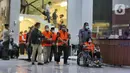 Sepuluh orang anggota DPRD Provinsi Jambi periode 2014-2019 memakai rompi oranye usai menjalani pemeriksaan di Gedung Merah Putih KPK, Jakarta, Selasa (10/1/2023). Sepuluh orang eks anggota DPRD tersebut telah ditetapkan status tersangka kasus suap pengesahan RAPBD Provinsi Jambi Tahun Anggaran 2017-2018. (Liputan6.com/Angga Yuniar)