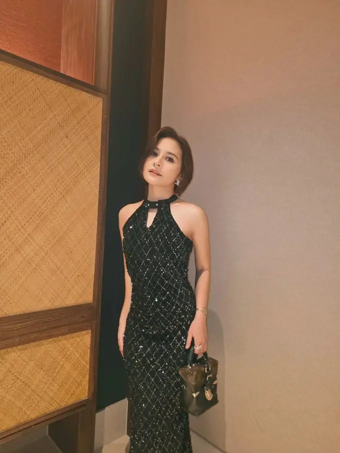 Prilly Latuconsina Makin Ramping dalam Balutan Halter Dress Bling-bling di Pernikahan Anak Pemilik Krisna Bali