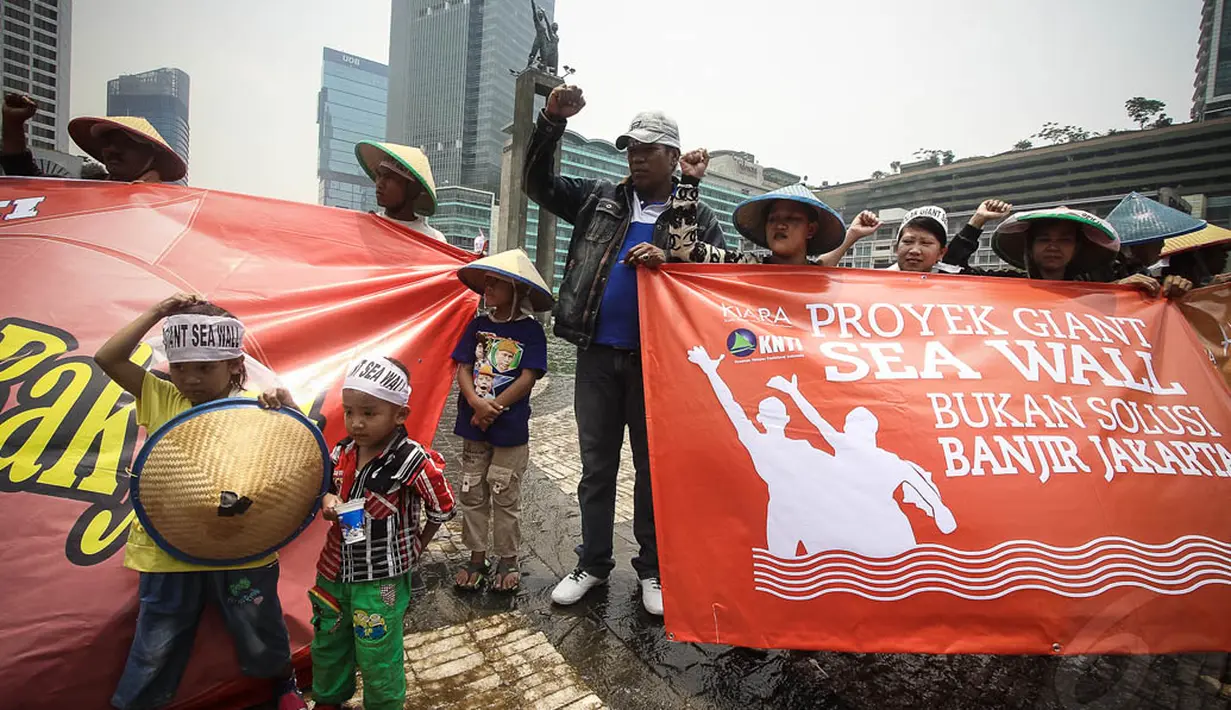 Massa KIARA dan KNTI juga membawa spanduk berisi penolakan pembangunan Giant Sea Wall, Jakarta, (15/10/14).(Liputan6.com/Faizal Fanani)
