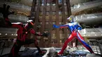 Dua patung Ultraman setinggi lima meter ditampilkan di pusat perbelanjaan di Shanghai, China, Selasa (3/5/2016). Patung tersebut merupakan bagian dari pameran untuk memperingati ulang tahun Ultraman ke-50. (REUTERS/Aly Song)