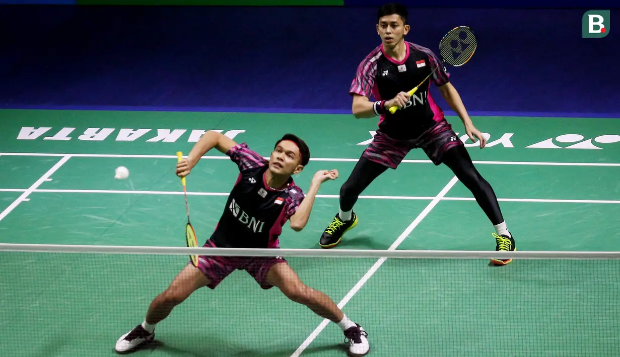 Sementara itu, ganda putra Indonesia lainnya, Fajar Alfian/Muhammad Rian Ardianto juga takluk dari pasangan China, Liu Yu Chen/Ou Xuan Yi, dengan dua gim langsugn 18-21 dan 18-21. (Bola.com/Bagaskara Lazuardi)