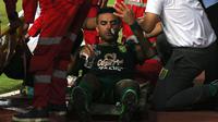 Bek Persebaya, Otavio Dutra, cedera hidung saat laga uji coba melawan Persela di Stadion Gelora Bung Tomo, Surabaya (11/5/2019). (Bola.com/Aditya Wany)