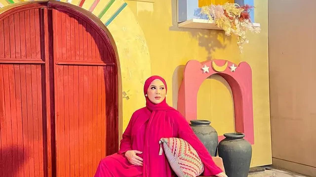 7 Model Gamis dan Setelan Hijab ala Kesha Ratuliu, Gaya Menawan untuk Ibu Muda