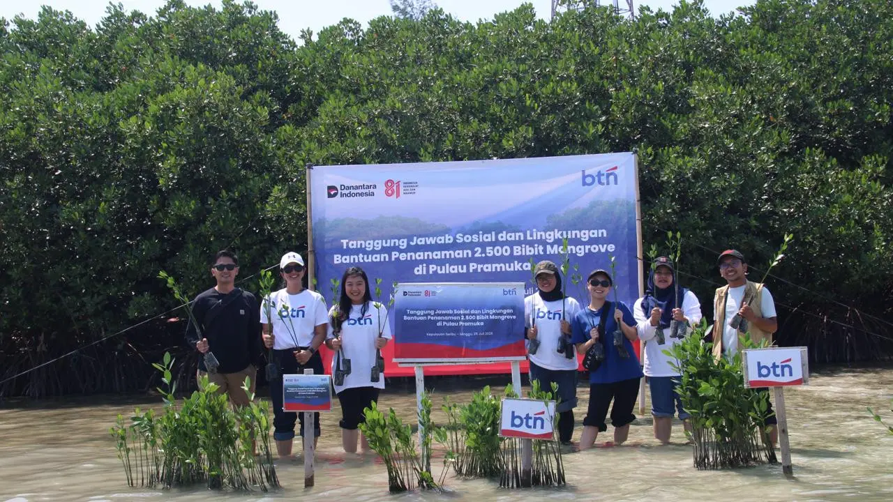 Penanaman bibit mangrove.