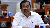 Jaksa Agung HM Prasetyo saat menghadiri Rapat Kerja dengan Komisi III DPR RI, Jakarta, Kamis (21/4). Kekalahan ‎Kejagung dalam sejumlah praperadilan disinggung dalam rapat kerja Komisi III DPR. (Liputan6.com/Johan Tallo)