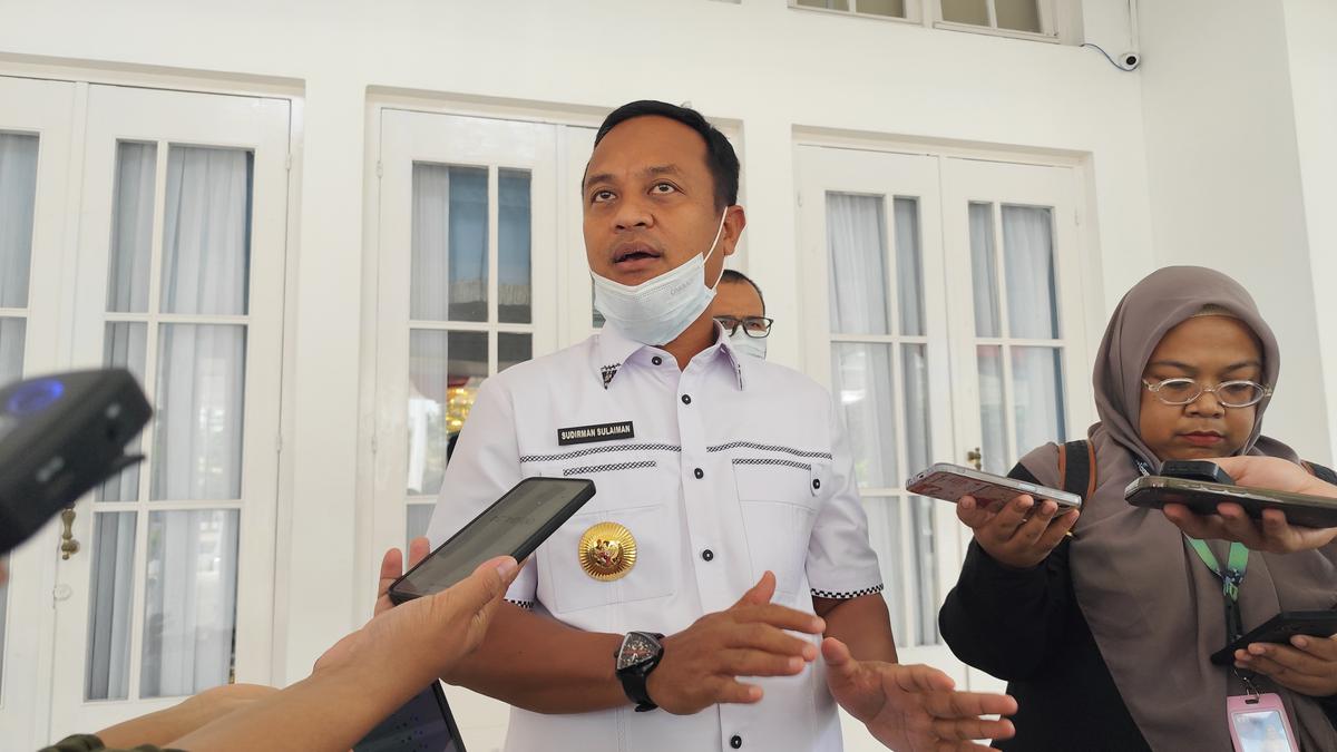 Gubernur Sulsel Andi Sudirman Sulaiman terima surat keputusan pemberhentian Sitti Husniah Talenrang sebagai bupati gowa. (merdeka.com/Ihwan Fajar).