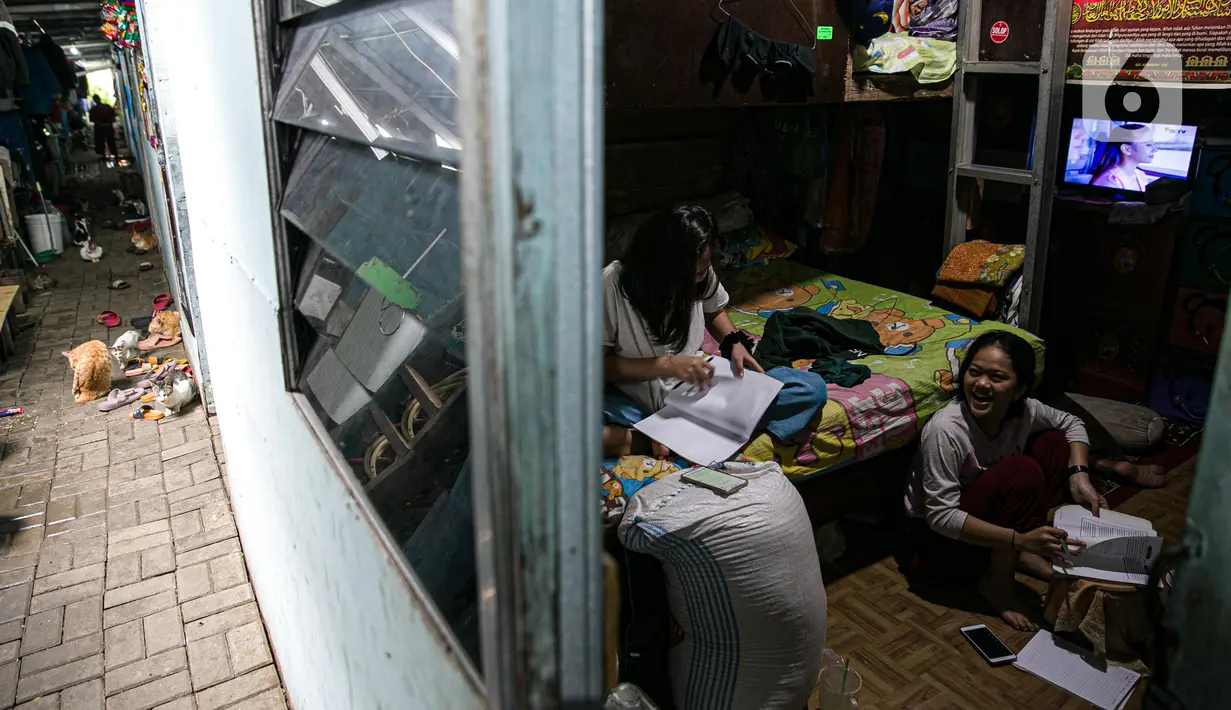 Anak-anak belajar di salah satu rumah di kawasan Kampung Akuarium, Jakarta, Selasa (17/2/2021). Peningkatan jumlah penduduk miskin Indonesia karena penurunan pendapatan yang dialami oleh hampir seluruh lapisan masyarakat akibat pandemi corona COVID-19. (Liputan6.com/Faizal Fanani)
