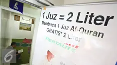 Pertamina membuat program membaca 1 Juz Al Quran mendapatkan gratis 2 liter Pertalite di 5 SPBU di Jakarta, Rabu (8/6). Salah satu SPBU yang menjalankan program tersebut yaitu  SPBU COCO MT Haryono (Liputan6.com/Immanuel Antonius)