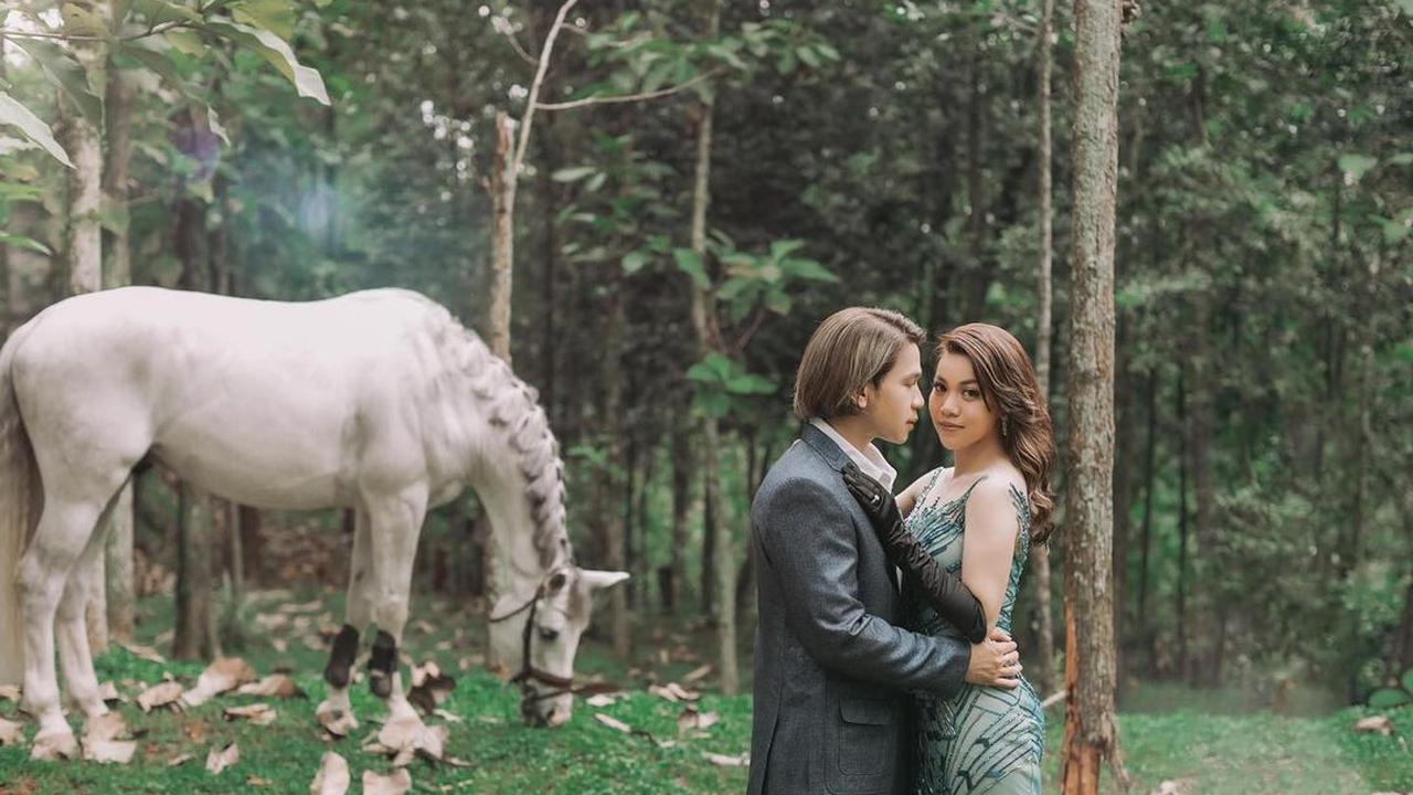 Gaya Pemotretan Jordi Onsu dan Frislly Herlind Bersanding Dengan Kuda