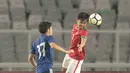 Pemain Timnas Indonesia U-19, Lutfi Kamal (kanan) menghalau bola dari kejaran pemain Jepang U-19 pada laga uji coba di Stadion Utama GBK, (24/3/2018). Indonesia U-19 Kalah 1-4. (Bola.com/Nicklas Hanoatubun)
