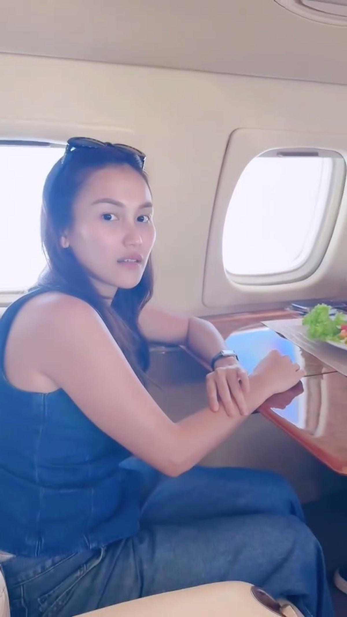 7 Potret Ayu Ting Ting Nikmati Naik Pesawat Jet Pribadi, Cosplay Jadi Pramugari