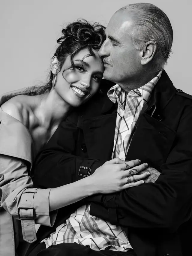 Gaya Kompak Cinta Laura Bersama Kedua Orangtuanya di Foto Keluarga, Tampil Bak Royal Family dengan All Burberry