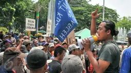 Ratusan tukang becak melakukan unjuk rasa di depan Balai Kota Jakarta, Kamis (28/1). Aksi tersebut bermula sejak 200 becak ditertibkan Satpol PP pada awal Januari 2016. (Liputan6.com/Yoppy Renato)
