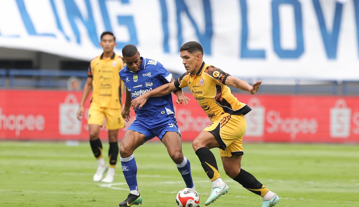 Tertinggal satu gol membuat Persija tersengat. Tampak dalam foto, gelandang bertahan Persija, Van Basty Sousa E Silva (kanan) berusaha melewati kawalan pemain Persib, Uilliam Barros Pereira saat pertandingan pekan ke-17 BRI Super League 2025/2026 di Stadion Gelora Bandung Lautan Api (GBLA), Bandung, Jawa Barat, Minggu 11 Januari 2026. (Bola.com/Abdul Aziz)