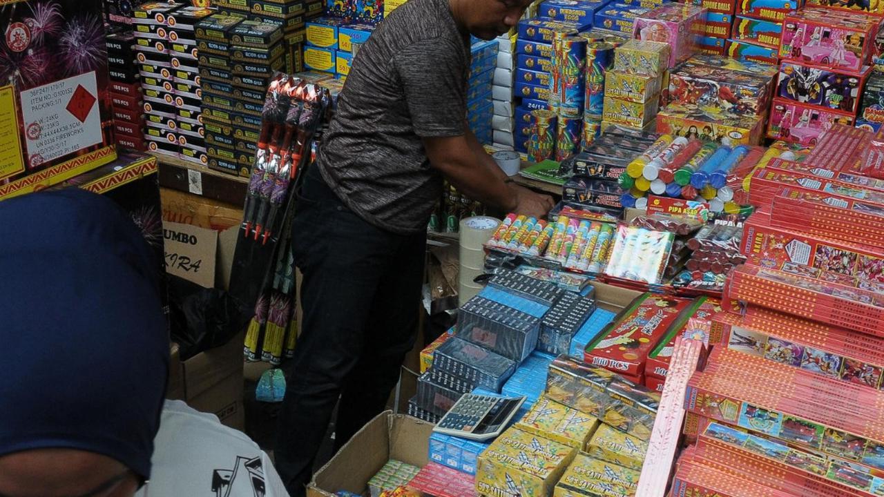Pedagang kembang api mulai menggelar dagangannya memenuhi lapak-lapak kecil di kawasan Pasar Asemka, Jakarta, Selasa (26/12/2023). <br>