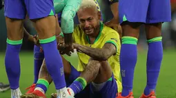 Penyerang Brasil #10 Neymar menangis setelah timnya kalah  dari Kroasia pada perempat final Piala Dunia 2022 di Stadion Education City, Sabtu (10/12/2022) dini hari WIB. Kroasia unggul 4-2 setelah bermain 1-1 selama 120 menit. (Adrian DENNIS / AFP)