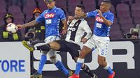 Aksi pemain Juventus, Cristiano Ronaldo (tengah) saat melawan Napoli. (Ciro Fusco/ANSA via AP)