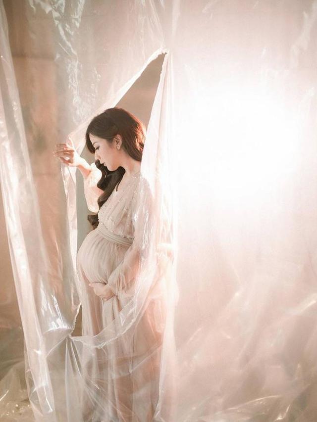 Tak Ada Sebulan Lagi Melahirkan, Ini 7 Maternity Shoot Franda yang Terbaru